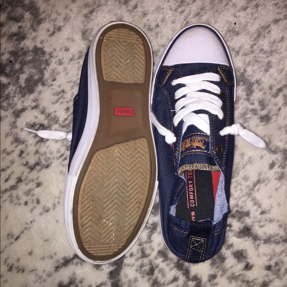 Women’s size 8 Levi’s comfort tech slip on shoe